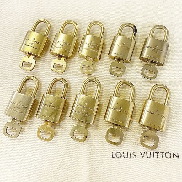 Authentic LOUIS VUITTON LV 10 SET PADLOCK CADENA KEY BAG CHARM GOLD PLATED - Picture 1 of 4